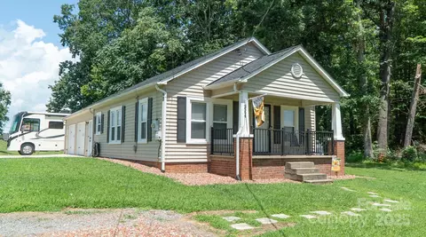 2594 Timberwood Dr, Lenoir, NC 28645