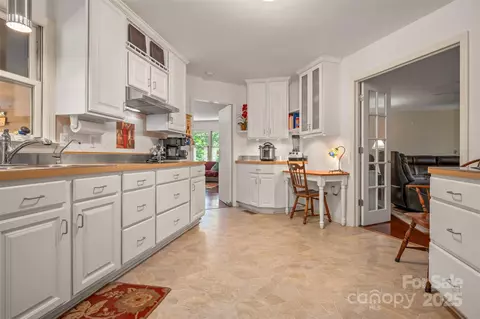 Kitchen - 467 Winners Cir, Tryon, NC 28782 photo 4 of 5