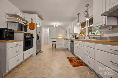 Kitchen - 467 Winners Cir, Tryon, NC 28782 photo 5 of 5