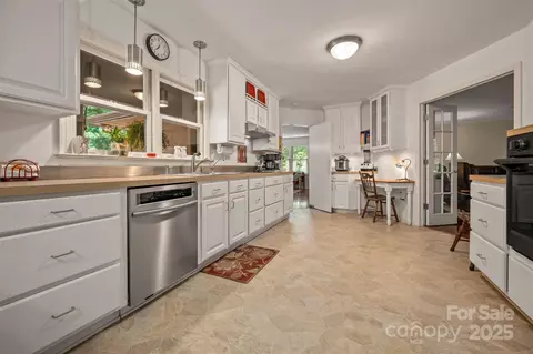 Kitchen - 467 Winners Cir, Tryon, NC 28782 photo 2 of 5