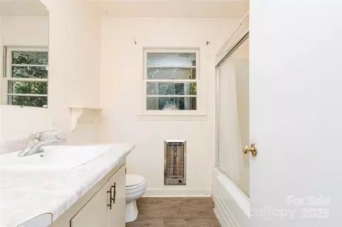 Bath - 185 Waycaster Rd, Marion, NC 28752 photo 1 of 2