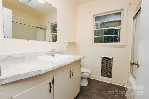 Bath - 185 Waycaster Rd, Marion, NC 28752 photo 2 of 2