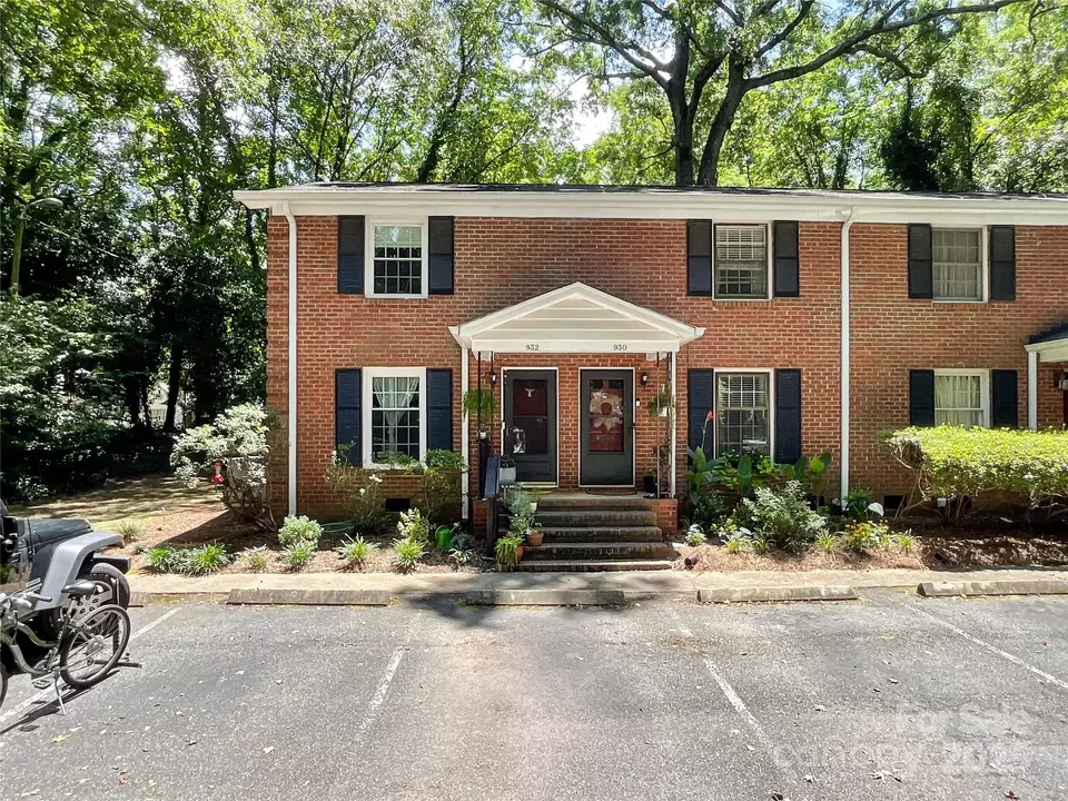 Exterior - 932 Hollywood St, Charlotte, NC 28211 photo 3 of 7