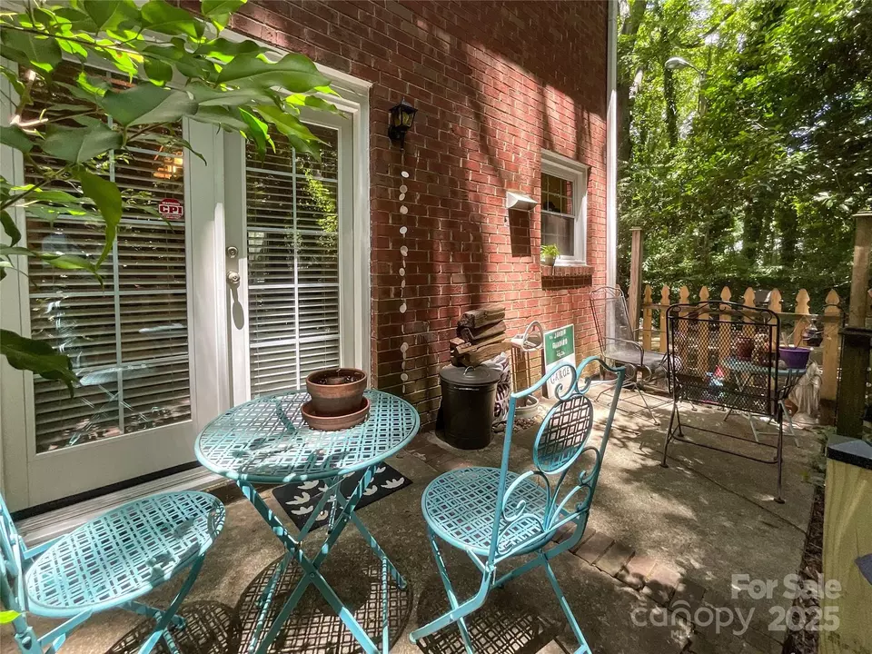 Exterior - 932 Hollywood St, Charlotte, NC 28211 photo 6 of 7
