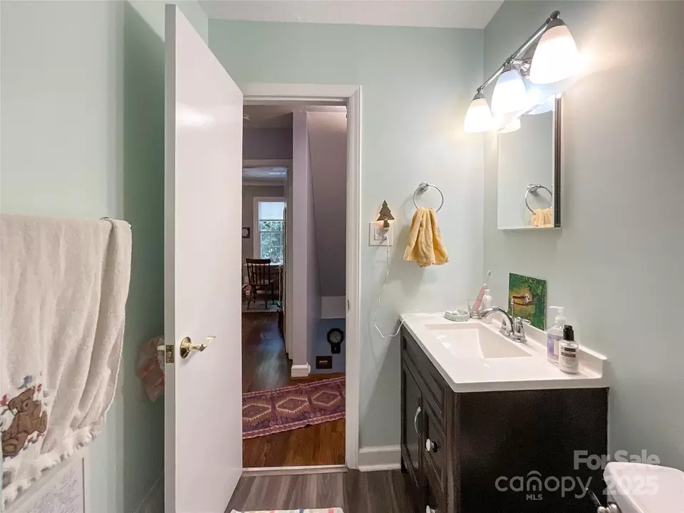 Bath - 932 Hollywood St, Charlotte, NC 28211 photo 1 of 3