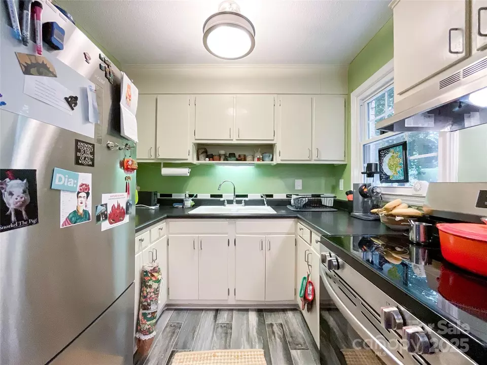 Kitchen - 932 Hollywood St, Charlotte, NC 28211 photo 2 of 4