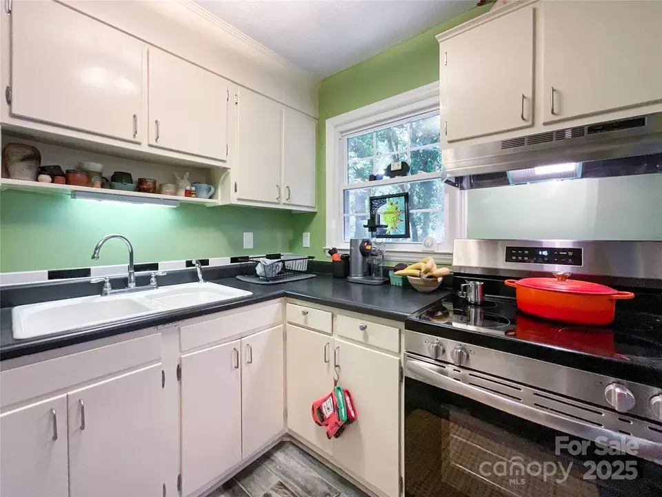 Kitchen - 932 Hollywood St, Charlotte, NC 28211 photo 4 of 4