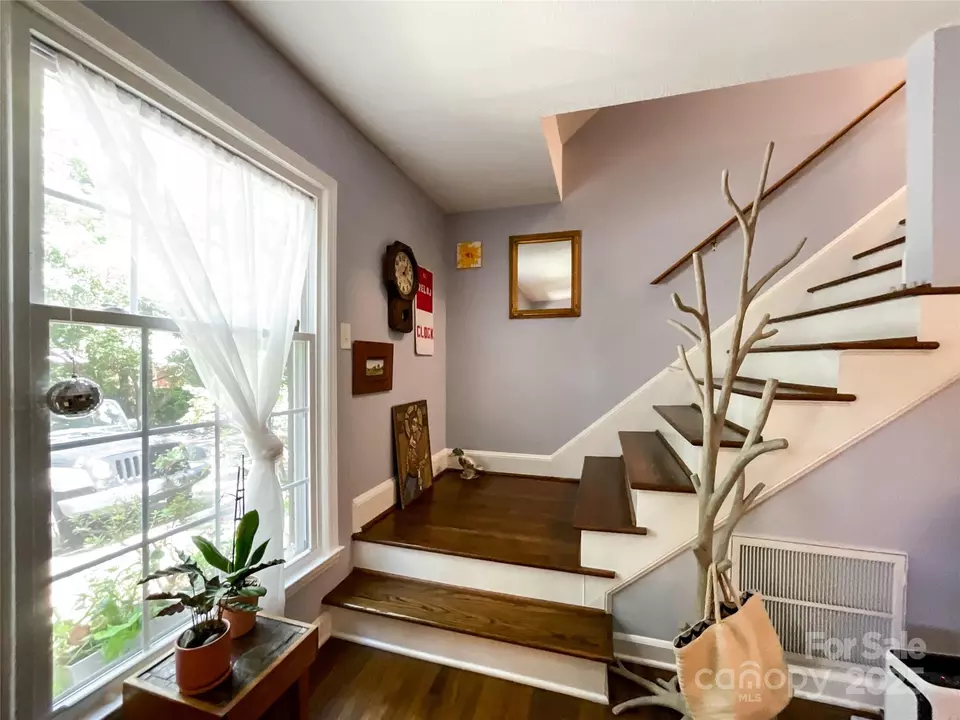 Entry Way - 932 Hollywood St, Charlotte, NC 28211 photo 2 of 5