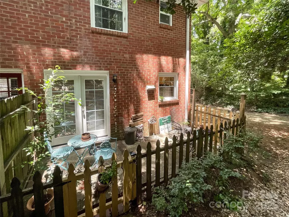 Exterior - 932 Hollywood St, Charlotte, NC 28211 photo 5 of 7