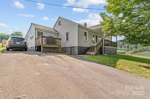 56 Love Fox Rd, Burnsville, NC 28714