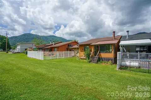 94 Market St, Maggie Valley, NC 28751