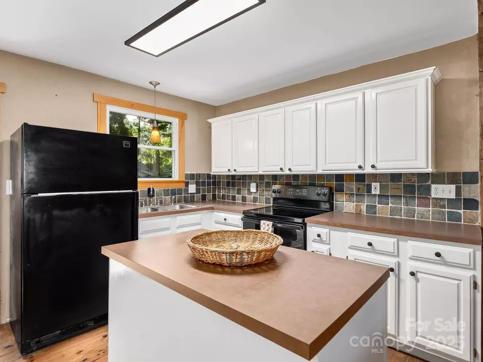 Kitchen - 915 Tunnel Rd, Asheville, NC 28805 photo 3 of 4