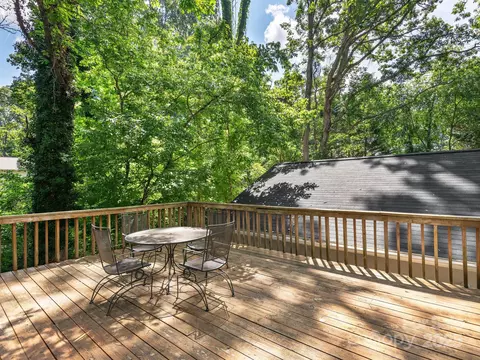 Exterior - 915 Tunnel Rd, Asheville, NC 28805 photo 1 of 3