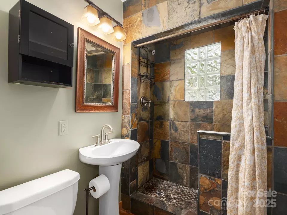 Bath - 915 Tunnel Rd, Asheville, NC 28805 photo 1 of 1