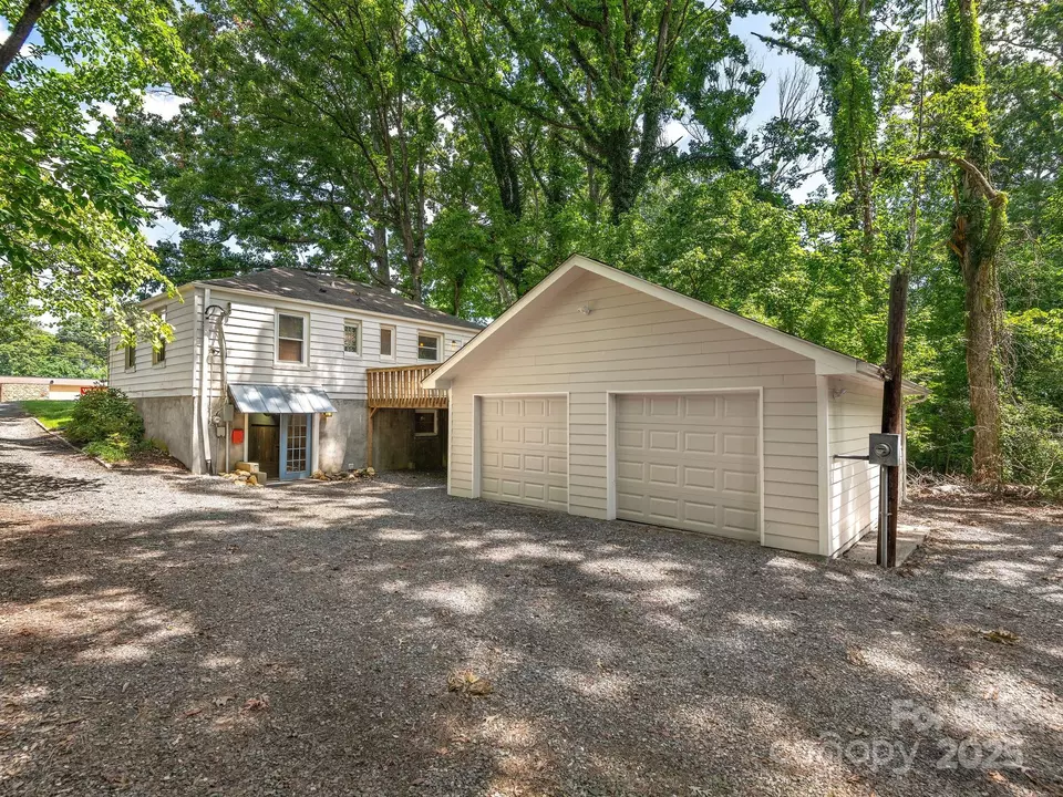 Exterior - 915 Tunnel Rd, Asheville, NC 28805 photo 3 of 3