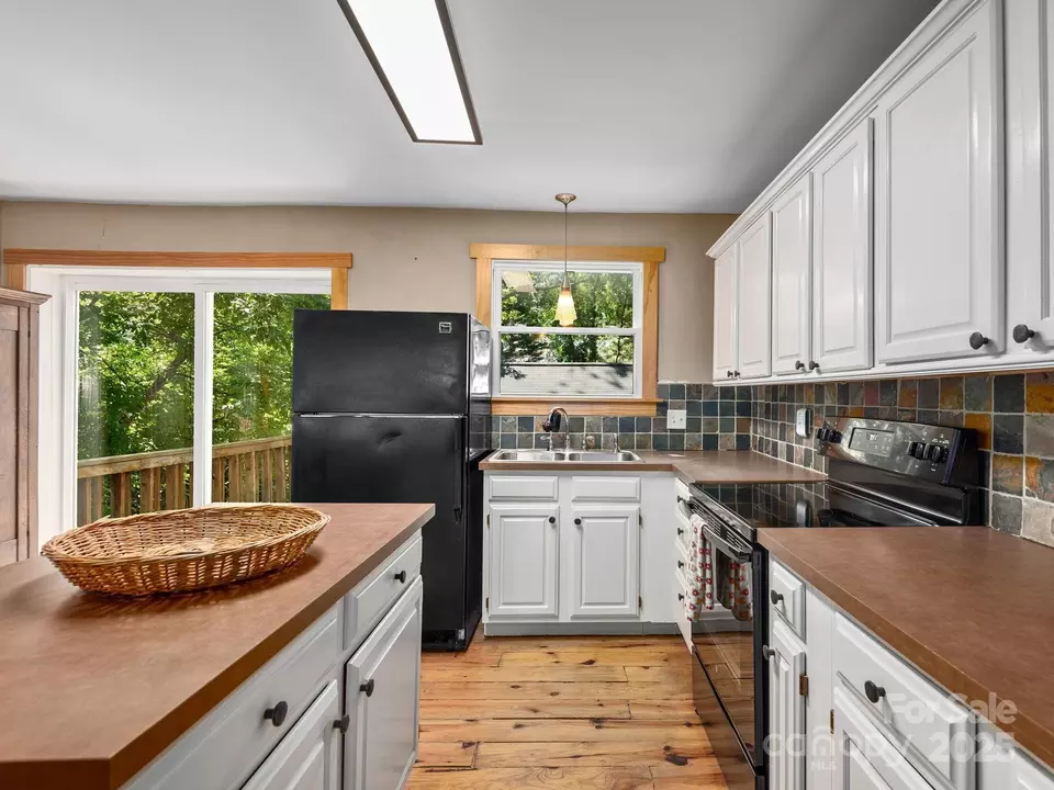 Kitchen - 915 Tunnel Rd, Asheville, NC 28805 photo 4 of 4