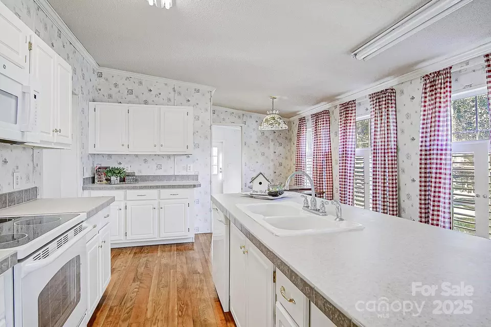 Kitchen - 425 Knotty Pine Cir, Salisbury, NC 28146 photo 4 of 6