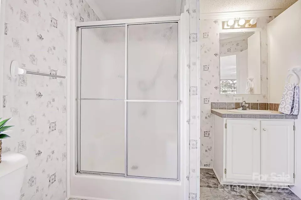 Bath - 425 Knotty Pine Cir, Salisbury, NC 28146 photo 3 of 7