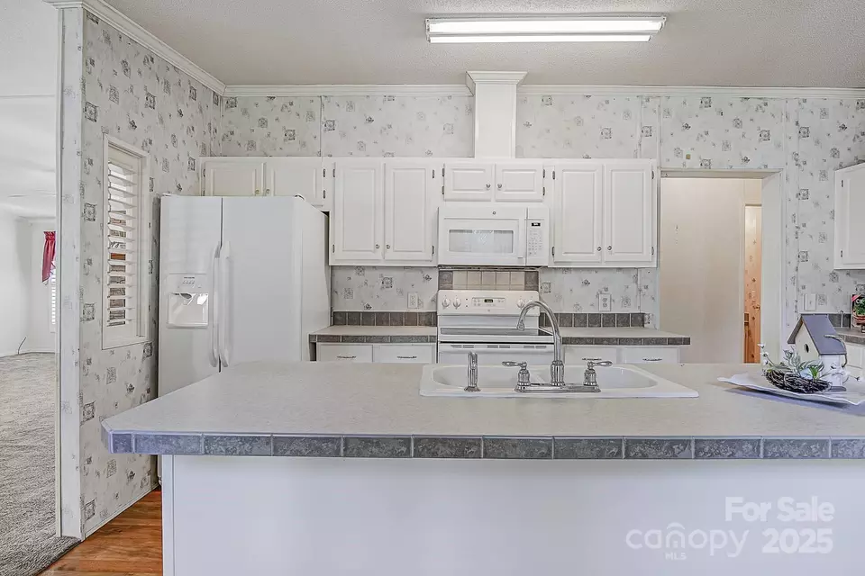 Kitchen - 425 Knotty Pine Cir, Salisbury, NC 28146 photo 5 of 6