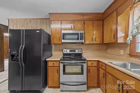Kitchen - 18 Progress Ln, Candler, NC 28715 photo 2 of 2
