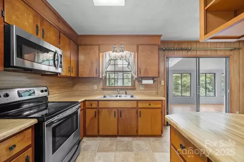 Kitchen - 18 Progress Ln, Candler, NC 28715 photo 1 of 2