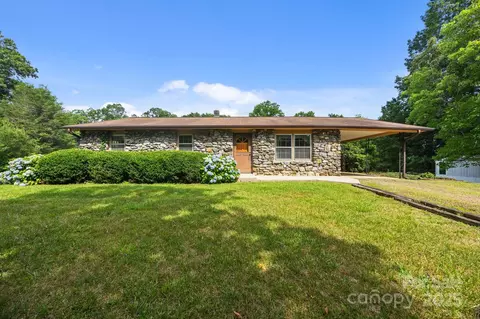 18 Progress Ln, Candler, NC 28715