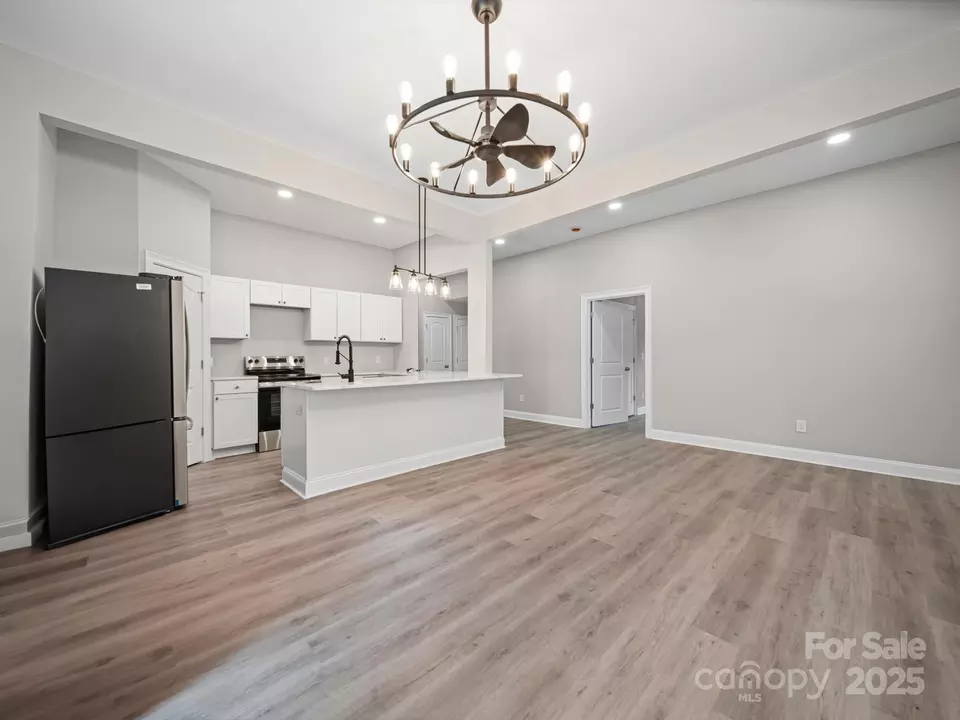 Living - 926 4th St, Statesville, NC 28677 photo 2 of 5