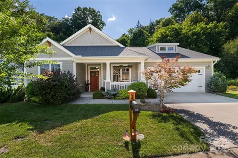 38 Pinebrook Club Dr, Asheville, NC 28804
