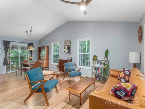 15 Maplewood Dr, Swannanoa, NC 28778