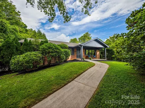 3 Acorn Rd, Asheville, NC 28804