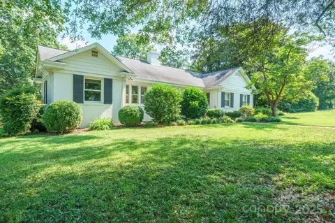 630 4th Nw Ave NW, Hickory, NC 28601