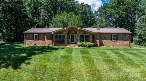 1560 Lafayette Ave, Hudson, NC 28638