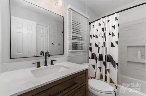 Bath - 3106 Windstream Ct, Charlotte, NC 28210 photo 3 of 3