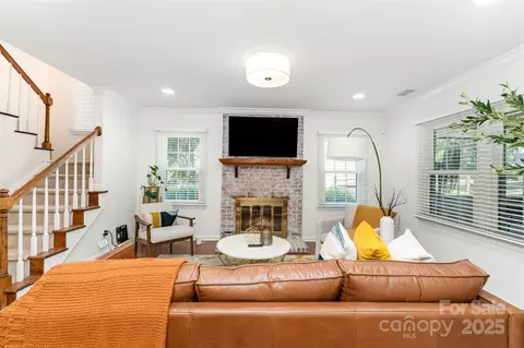 Living - 3106 Windstream Ct, Charlotte, NC 28210 photo 2 of 3