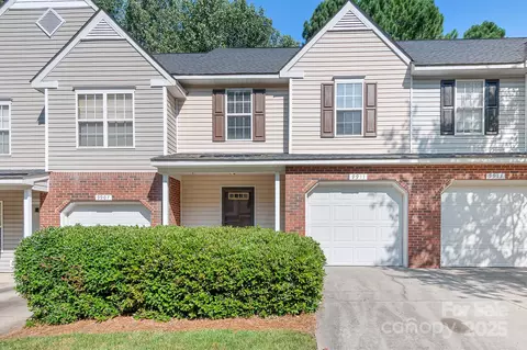 9911 Birch Knoll Ct, Charlotte, NC 28213