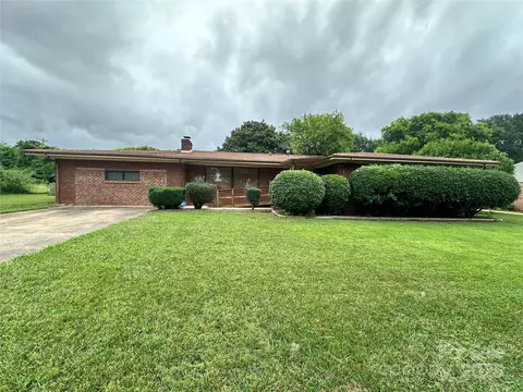 2128 Senior Dr, Charlotte, NC 28216