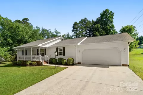 32 Meadow Dr, Horse Shoe, NC 28742