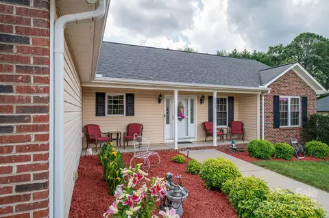 Exterior - 515 E Carpenter St, Maiden, NC 28650 photo 1 of 4