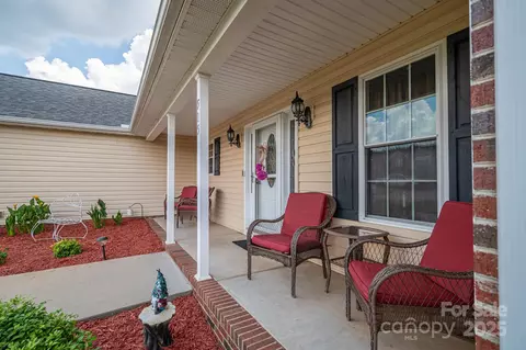 Exterior - 515 E Carpenter St, Maiden, NC 28650 photo 2 of 4