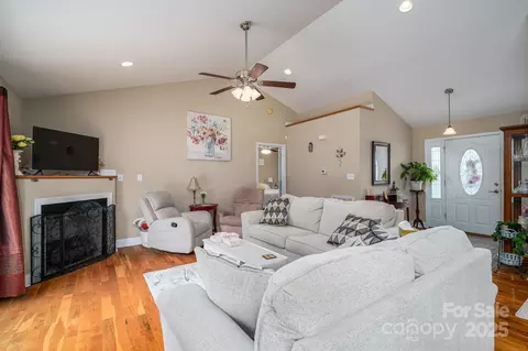 Living - 515 E Carpenter St, Maiden, NC 28650 photo 1 of 3