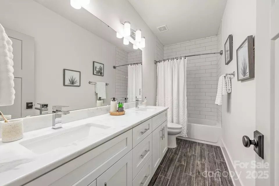 Bath - 5305 Tarrywood Ln, Charlotte, NC 28205 photo 3 of 3