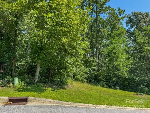 195 Carriage Crest Dr, Hendersonville, NC 28791