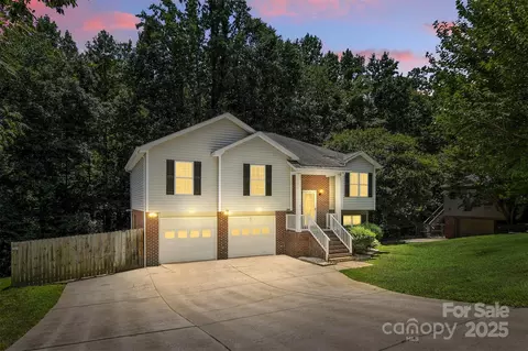 824 17th Avenue Se Dr SE, Hickory, NC 28602