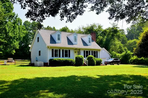 305 Rutledge Rd, Mount Holly, NC 28120