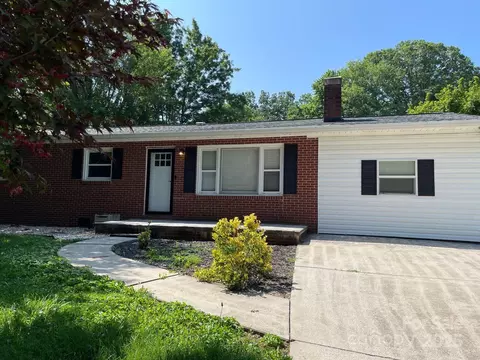 2615 Green Acres St, Lenoir, NC 28645