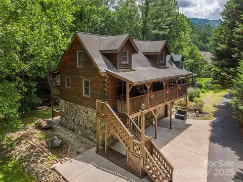 15 Breezy Creek Ln, Maggie Valley, NC 28751