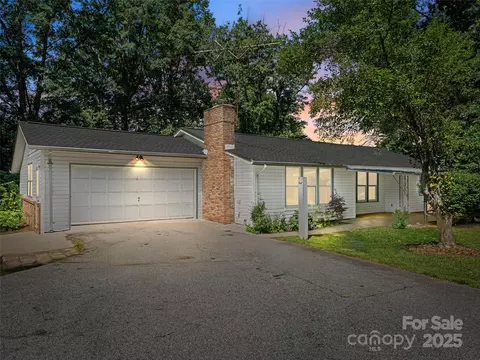 165 Crestview Dr, Hendersonville, NC 28791