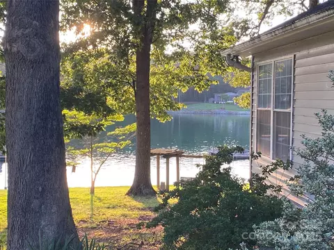 4927 Vagabond Ln, Sherrills Ford, NC 28673