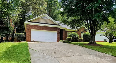 5915 Carriage Oaks Dr, Charlotte, NC 28262