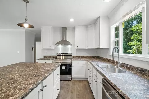 Kitchen - 1841 Bascom Ln, Midland, NC 28107 photo 2 of 3